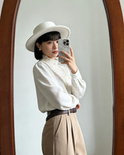 Load image into Gallery viewer, Kathy Che 蕾絲釘珠上衣