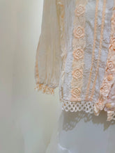 Load image into Gallery viewer, Ladies fashion 淡粉玫瑰刺繡上衣（古著/日本製）