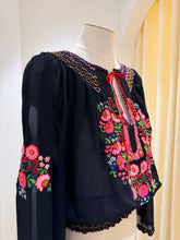 Load image into Gallery viewer, 匈牙利手工刺繡上衣（古著/手工訂製無產地標）