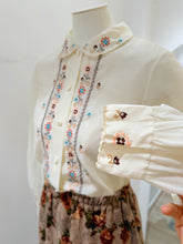 Load image into Gallery viewer, Lily手工刺繡花花恤衫中國製