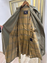 Load image into Gallery viewer, 軍綠BURBERRY風衣外套（英國製舊版/男裝）