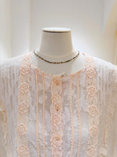 Load image into Gallery viewer, Ladies fashion 淡粉玫瑰刺繡上衣（古著/日本製）