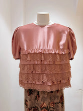 Load image into Gallery viewer, RoraRora緞面粉色蕾絲邊top(日本製)