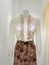 Load image into Gallery viewer, Lily手工刺繡花花恤衫中國製