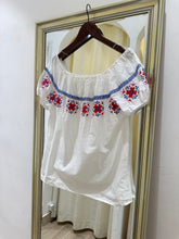 Load image into Gallery viewer, 歐洲手工十字繡上衣（古着/M-L）