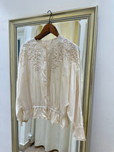 Load image into Gallery viewer, 鏤空手工刺繡的老真絲襯衫（古着/日本品牌中國代工/M-L）