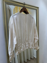 Load image into Gallery viewer, 鏤空手工刺繡的老真絲襯衫（古着/日本品牌中國代工/M-L）